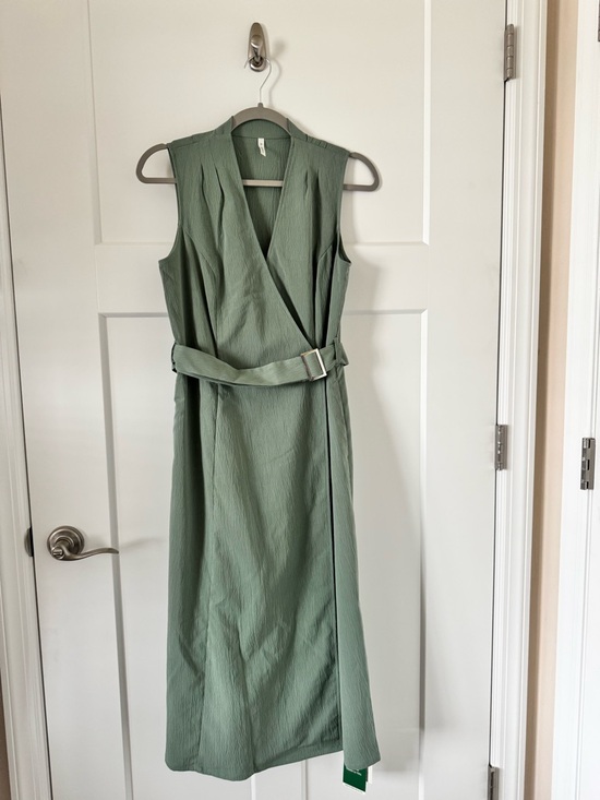 HALARA Dresses & Skirts - NWT HALARA Green V-Neck Sleeveless Wrapped Belted Midi Travel Dress Pockets Sz M
